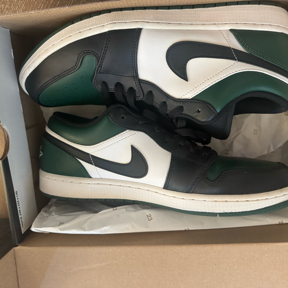 Nike Men's Black, White, and Green Low-Top Sneakers